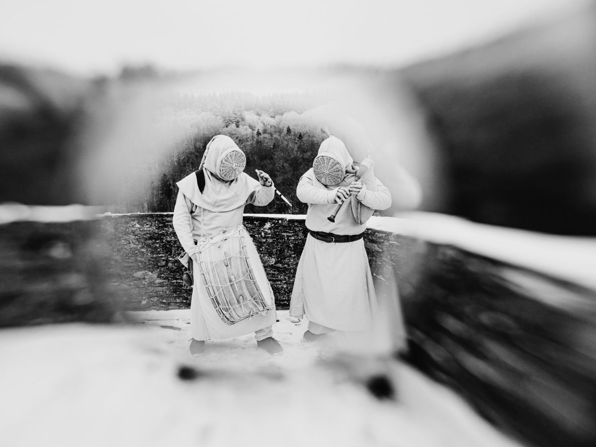 Ethereal Folk Duo TABERNIS Releases Other-Worldly New Single, “Apes&nbsp;Saltis”