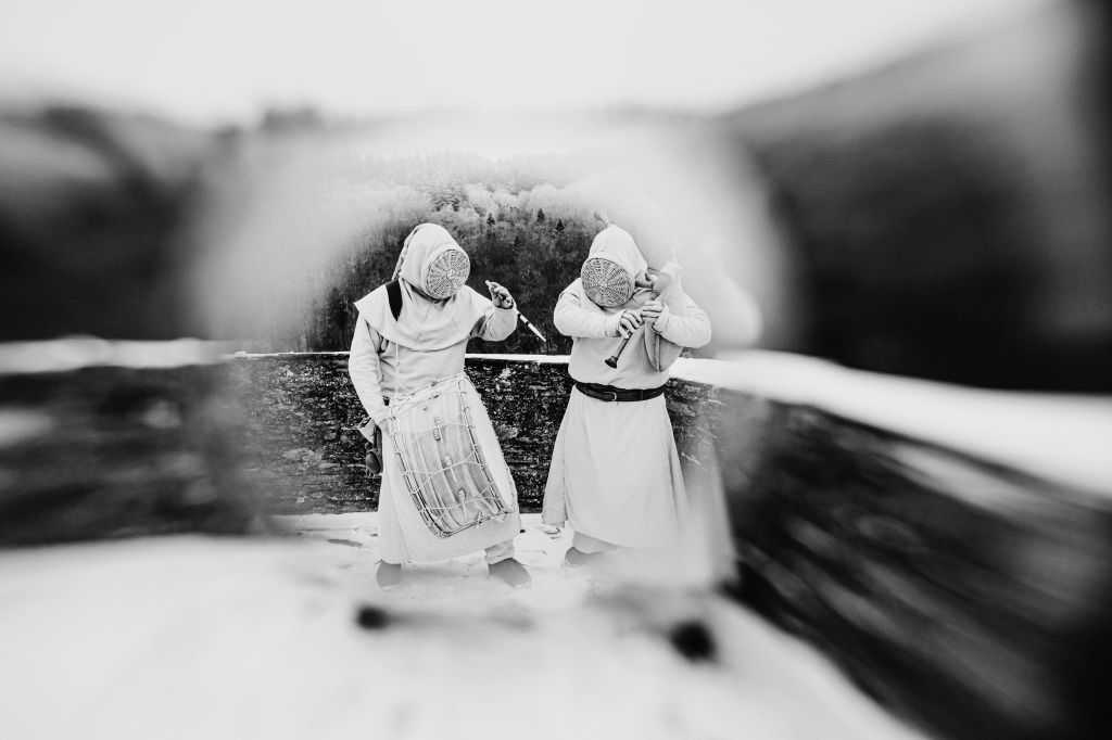 Ethereal Folk Duo TABERNIS Releases Other-Worldly New Single, “Apes Saltis”